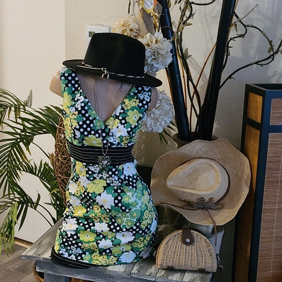 SALE BEAUTIFUL SUMMER MULTI MINI FLORAL DRESS - Picture 2 of 16